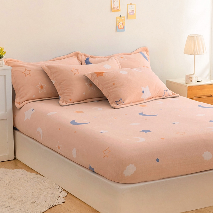 91家纺网 家纺一手货源 找家纺 金盛纺 2025新款高克重牛奶绒印花系列单床笠(可定制) 梦幻星空（粉）