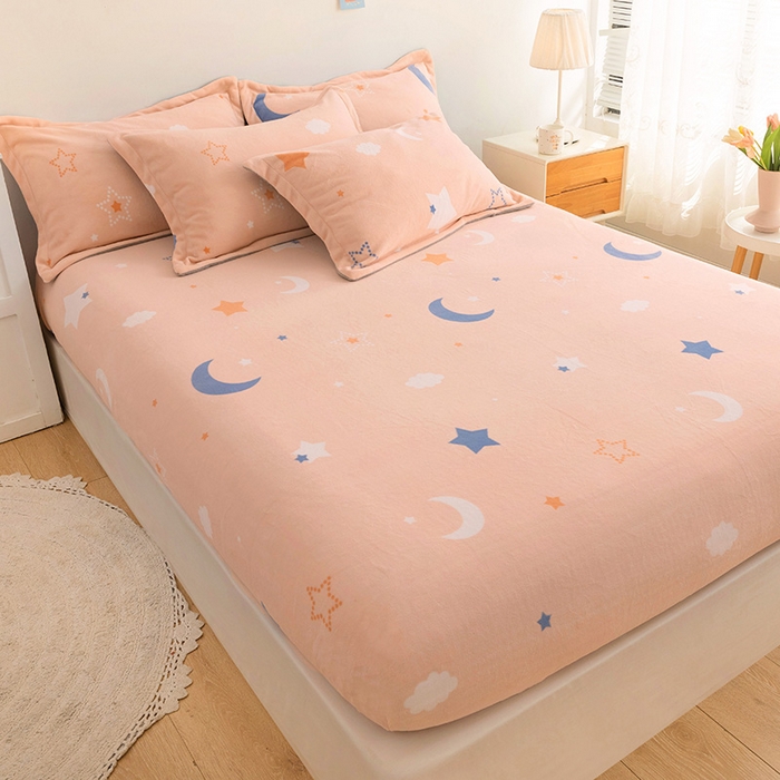 91家纺网 家纺一手货源 找家纺 金盛纺 2025新款高克重牛奶绒印花系列单床笠(可定制) 梦幻星空（粉）