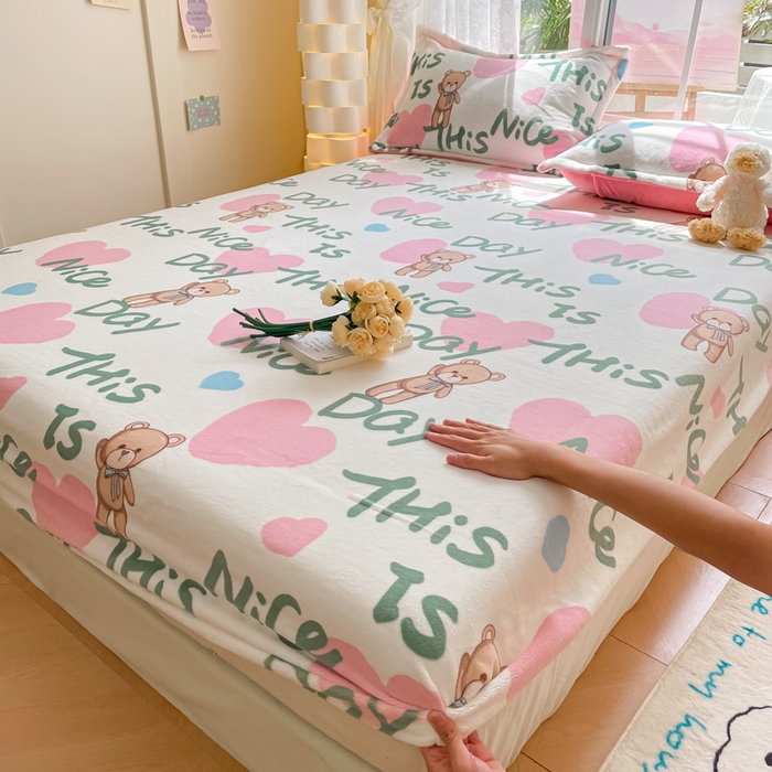 91家纺网 家纺一手货源 找家纺 金盛纺 2025新款高克重牛奶绒印花系列单床笠(可定制) 粉红桃心