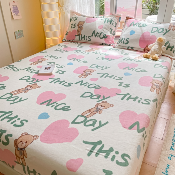 91家纺网 家纺一手货源 找家纺 金盛纺 2025新款高克重牛奶绒印花系列单床笠(可定制) 粉红桃心