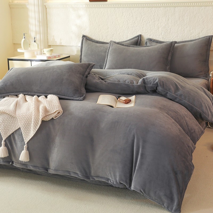 91家纺网 家纺一手货源 找家纺 优家居 2025秋冬高克重牛奶绒四件套纯色简约日式风床单款被套 冰川灰