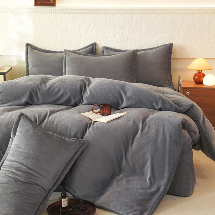 91家纺网 家纺一手货源 找家纺 优家居 2025秋冬高克重牛奶绒四件套纯色简约日式风床单款被套 冰川灰