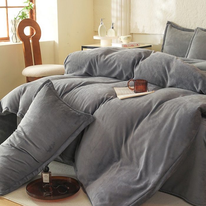91家纺网 家纺一手货源 找家纺 优家居 2025秋冬高克重牛奶绒四件套纯色简约日式风床单款被套 冰川灰