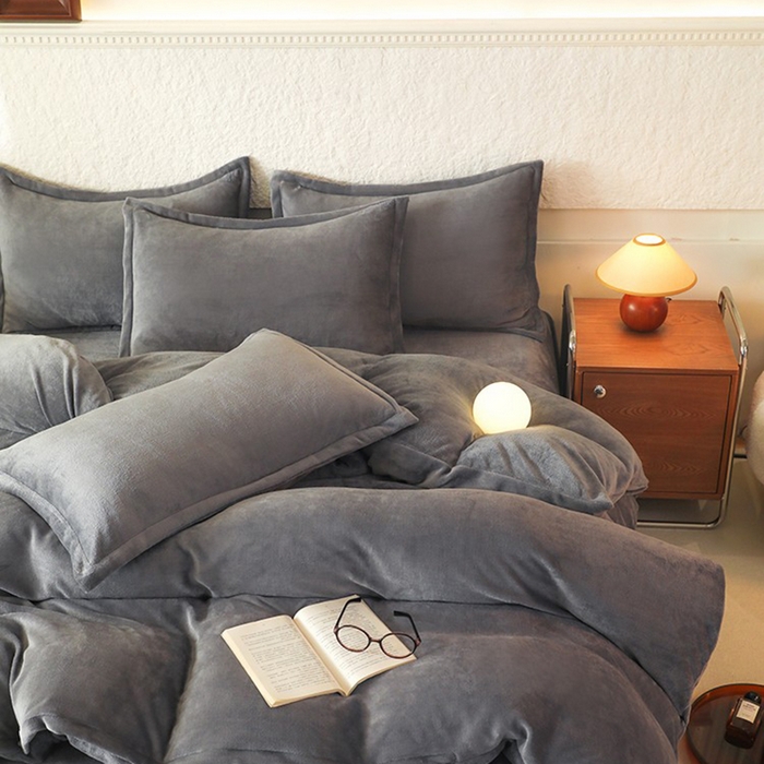 91家纺网 家纺一手货源 找家纺 优家居 2025秋冬高克重牛奶绒四件套纯色简约日式风床单款被套 冰川灰