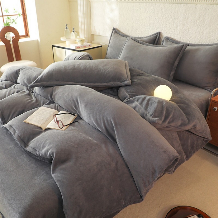 91家纺网 家纺一手货源 找家纺 优家居 2025秋冬高克重牛奶绒四件套纯色简约日式风床单款被套 冰川灰