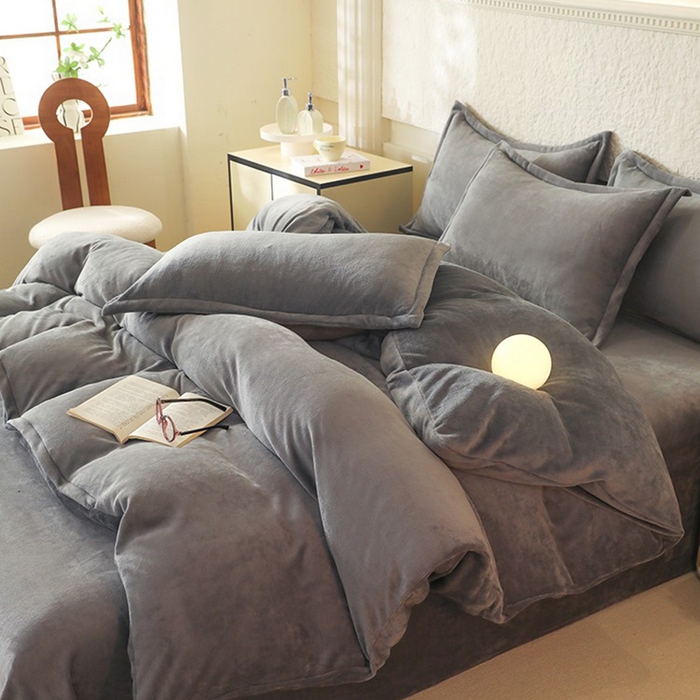 91家纺网 家纺一手货源 找家纺 优家居 2025秋冬高克重牛奶绒四件套纯色简约日式风床单款被套 冰川灰