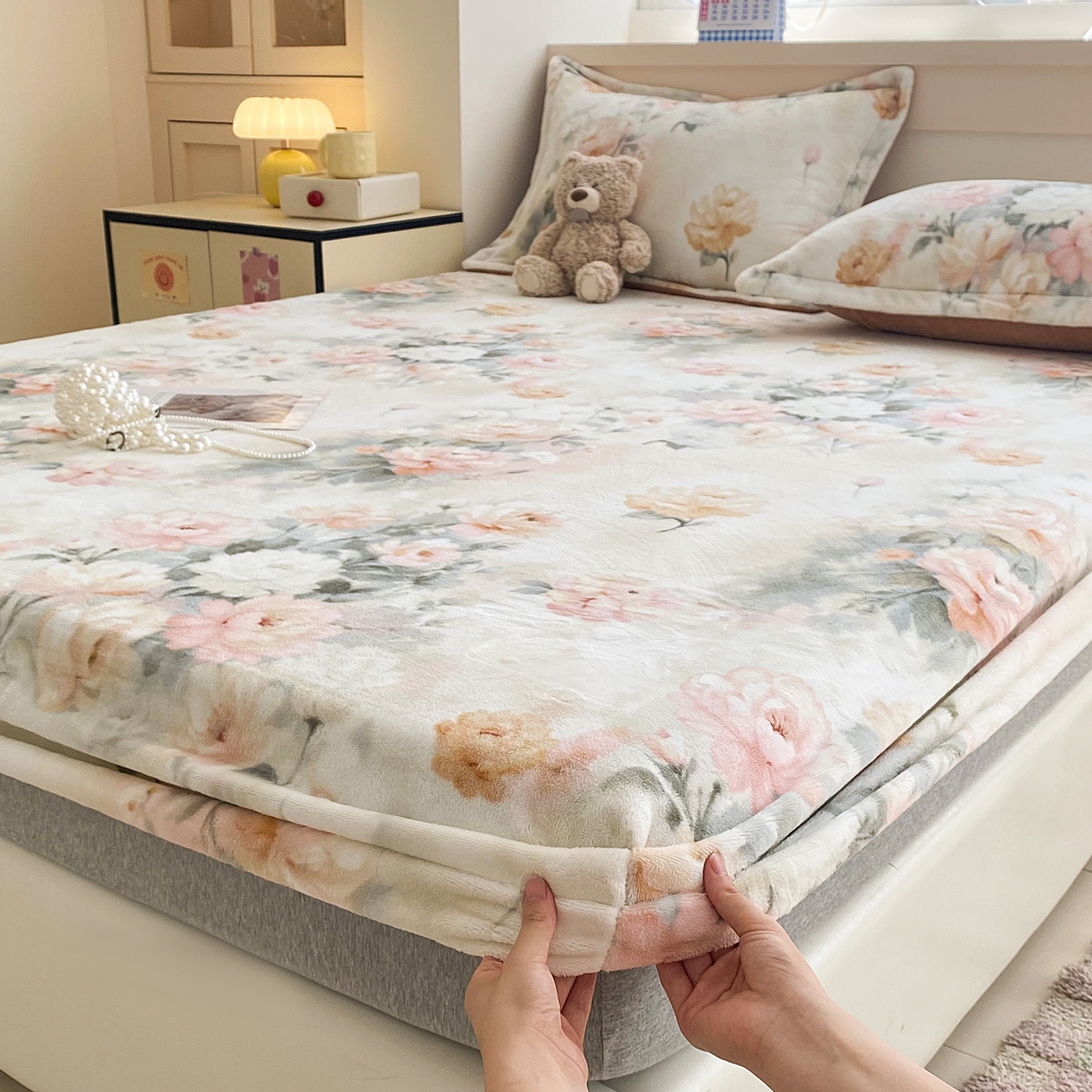 91家纺网 家纺一手货源 找家纺 金盛纺 2025新款高克重牛奶绒印花系列单床笠(可定制) 墨染