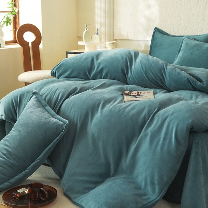 91家纺网 家纺一手货源 找家纺 优家居 2025秋冬高克重牛奶绒四件套纯色简约日式风床单款被套 灰湖绿