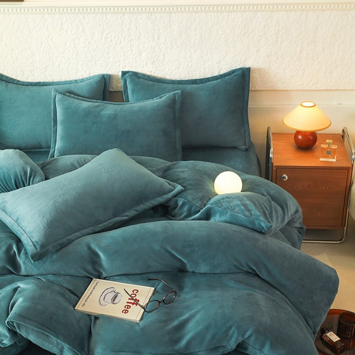 91家纺网 家纺一手货源 找家纺 优家居 2025秋冬高克重牛奶绒四件套纯色简约日式风床单款被套 灰湖绿
