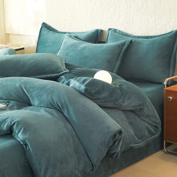 91家纺网 家纺一手货源 找家纺 优家居 2025秋冬高克重牛奶绒四件套纯色简约日式风床单款被套 灰湖绿