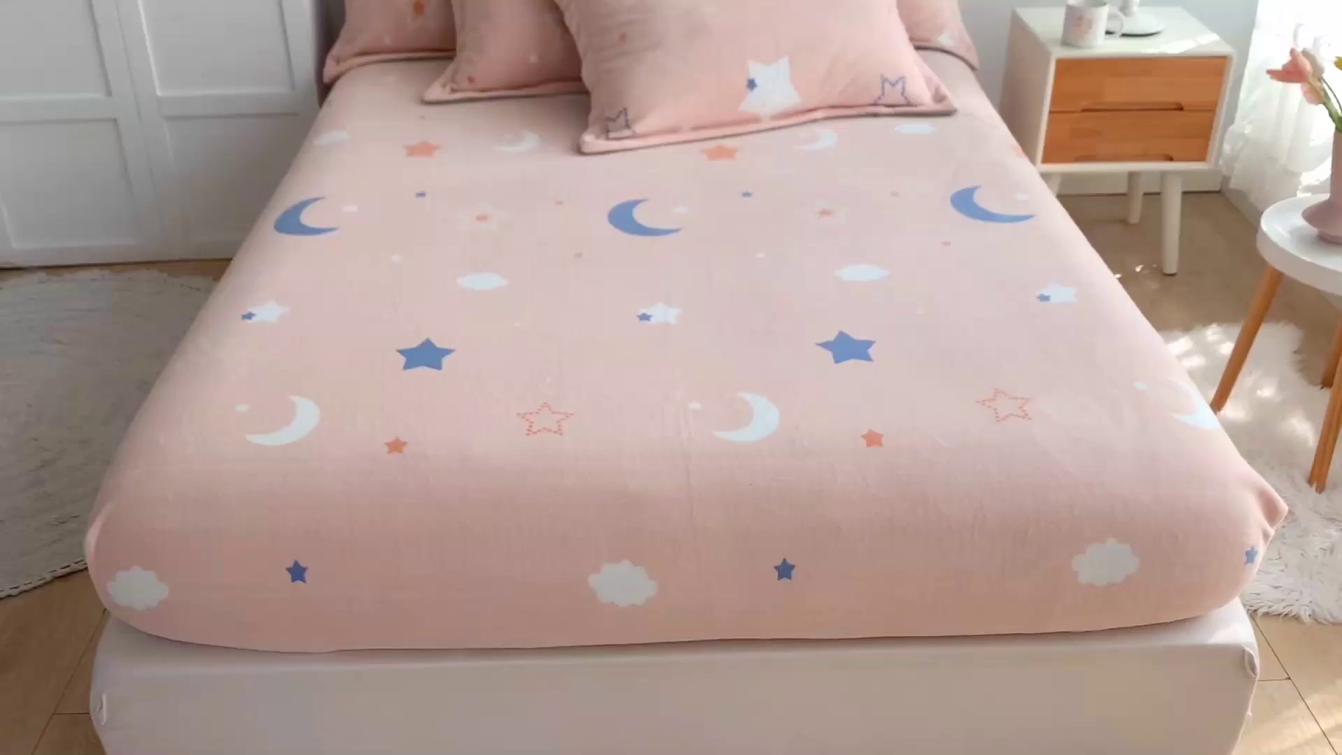 91家纺网 家纺一手货源 找家纺 金盛纺 2025新款高克重牛奶绒印花系列单床笠(可定制) 梦幻星空（粉）