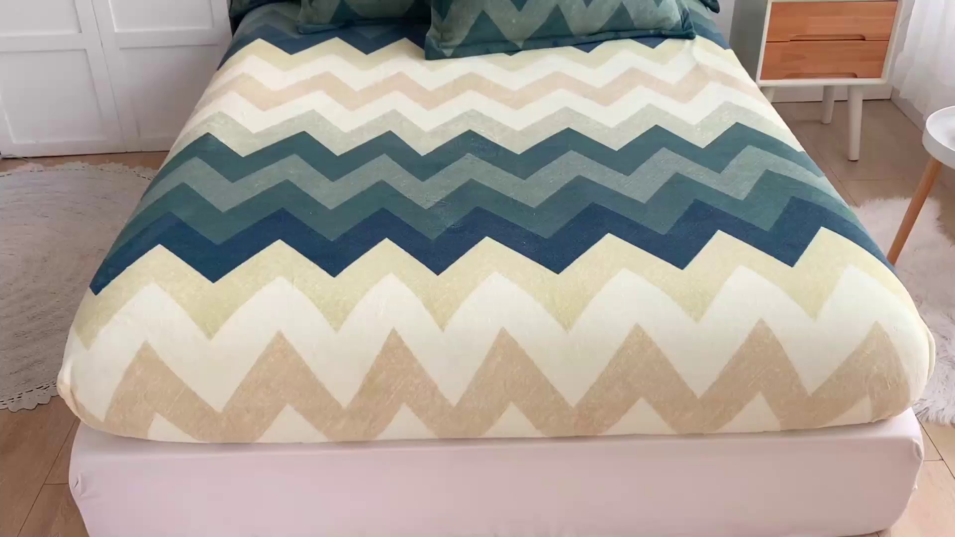 91家纺网 家纺一手货源 找家纺 金盛纺 2025新款高克重牛奶绒印花系列单床笠(可定制) 梦境（绿）