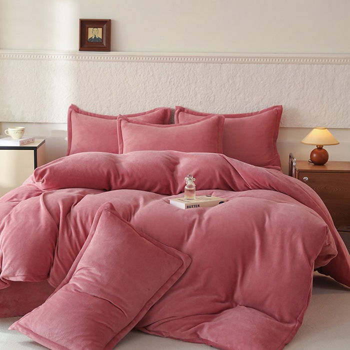 91家纺网 家纺一手货源 找家纺 优家居 2025秋冬高克重牛奶绒四件套纯色简约日式风床单款被套 浅豆沙