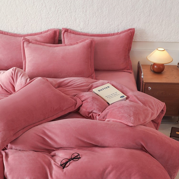 91家纺网 家纺一手货源 找家纺 优家居 2025秋冬高克重牛奶绒四件套纯色简约日式风床单款被套 浅豆沙