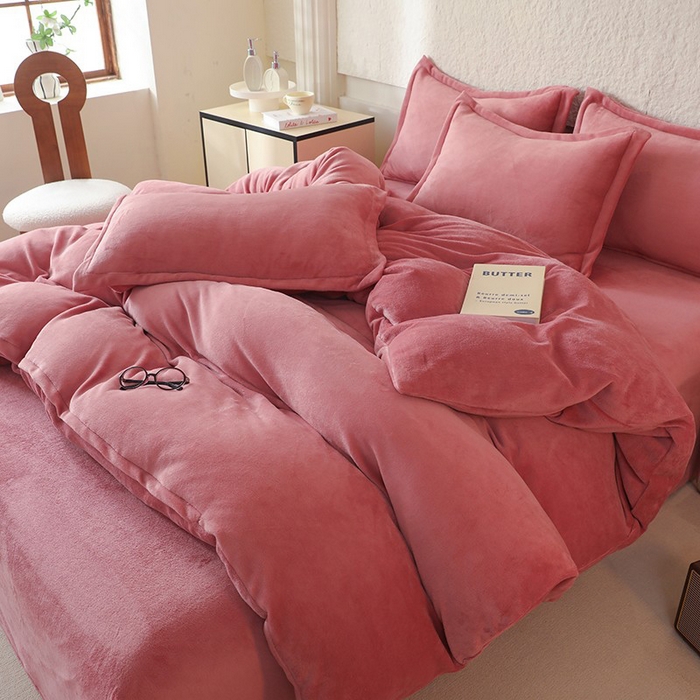 91家纺网 家纺一手货源 找家纺 优家居 2025秋冬高克重牛奶绒四件套纯色简约日式风床单款被套 浅豆沙