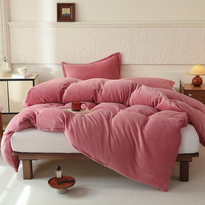 91家纺网 家纺一手货源 找家纺 优家居 2025秋冬高克重牛奶绒四件套纯色简约日式风床单款被套 浅豆沙