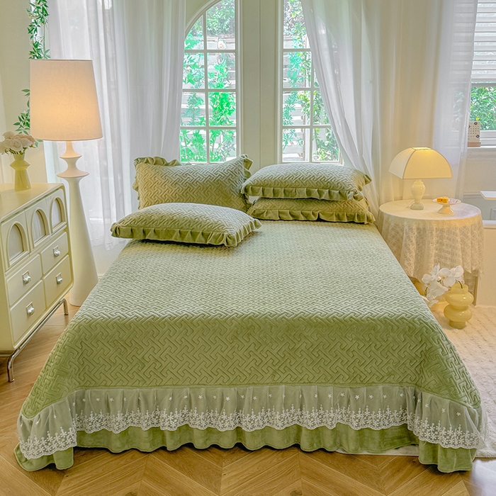 91家纺网 家纺一手货源 找家纺 优家居 2025秋冬高克重牛奶绒夹棉床盖四件套纯色蕾丝边花边刺绣法式公主风床裙款被套床罩夹棉床裙 清新绿