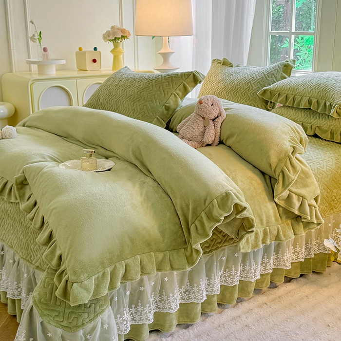 91家纺网 家纺一手货源 找家纺 优家居 2025秋冬高克重牛奶绒夹棉床盖四件套纯色蕾丝边花边刺绣法式公主风床裙款被套床罩夹棉床裙 清新绿