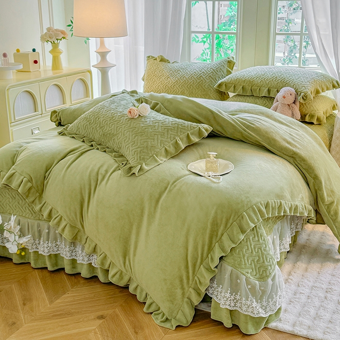 91家纺网 家纺一手货源 找家纺 优家居 2025秋冬高克重牛奶绒夹棉床盖四件套纯色蕾丝边花边刺绣法式公主风床裙款被套床罩夹棉床裙 清新绿