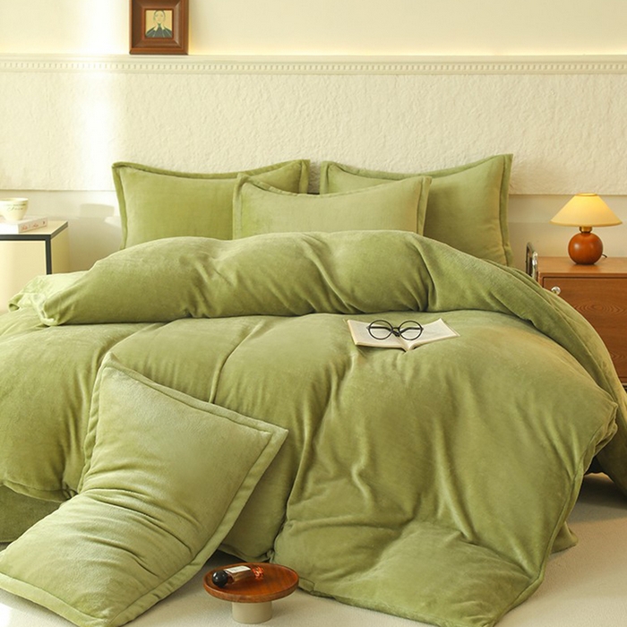 91家纺网 家纺一手货源 找家纺 优家居 2025秋冬高克重牛奶绒四件套纯色简约日式风床单款被套 清新绿