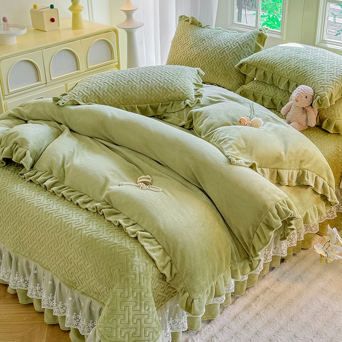 91家纺网 家纺一手货源 找家纺 优家居 2025秋冬高克重牛奶绒夹棉床盖四件套纯色蕾丝边花边刺绣法式公主风床裙款被套床罩夹棉床裙 清新绿