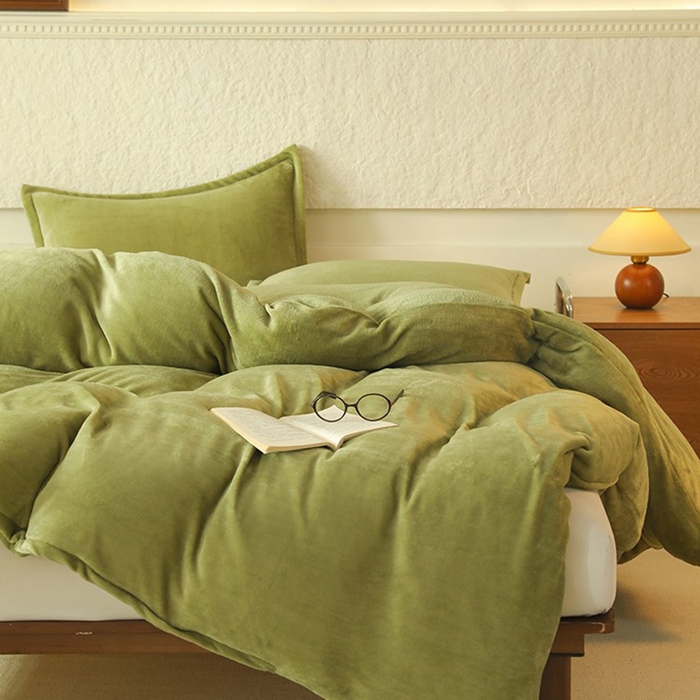 91家纺网 家纺一手货源 找家纺 优家居 2025秋冬高克重牛奶绒四件套纯色简约日式风床单款被套 清新绿