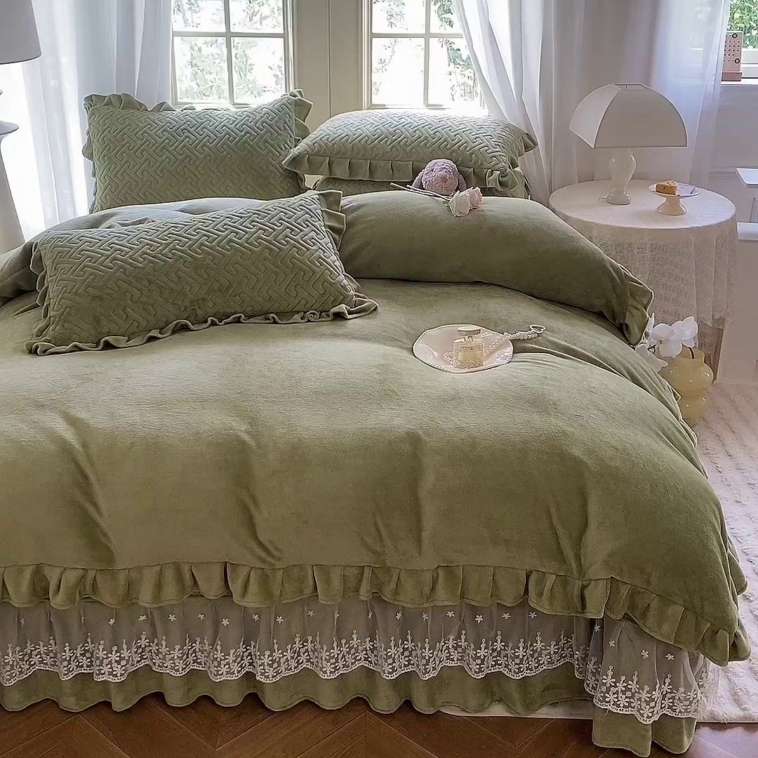 91家纺网 家纺一手货源 找家纺 优家居 2025秋冬高克重牛奶绒夹棉床盖四件套纯色蕾丝边花边刺绣法式公主风床裙款被套床罩夹棉床裙 清新绿