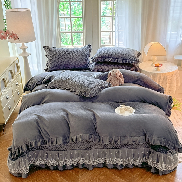 优家居 2025秋冬高克重牛奶绒夹棉床盖四件套纯色蕾丝边花边刺绣法式公主风床裙款被套床罩夹棉床裙 冰川灰