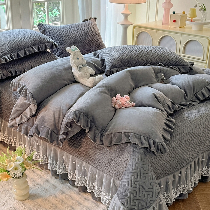 91家纺网 家纺一手货源 找家纺 优家居 2025秋冬高克重牛奶绒夹棉床盖四件套纯色蕾丝边花边刺绣法式公主风床裙款被套床罩夹棉床裙 冰川灰