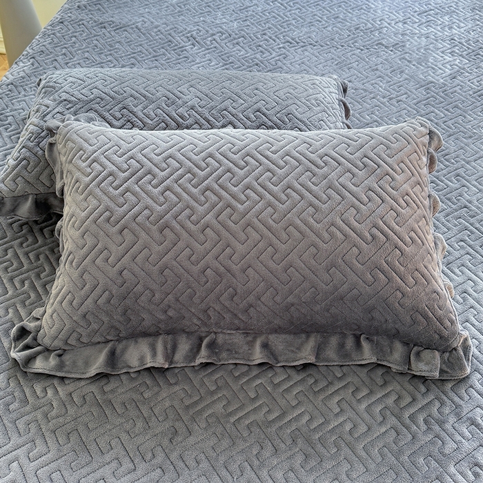 91家纺网 家纺一手货源 找家纺 优家居 2025秋冬高克重牛奶绒夹棉床盖四件套纯色蕾丝边花边刺绣法式公主风床裙款被套床罩夹棉床裙 冰川灰