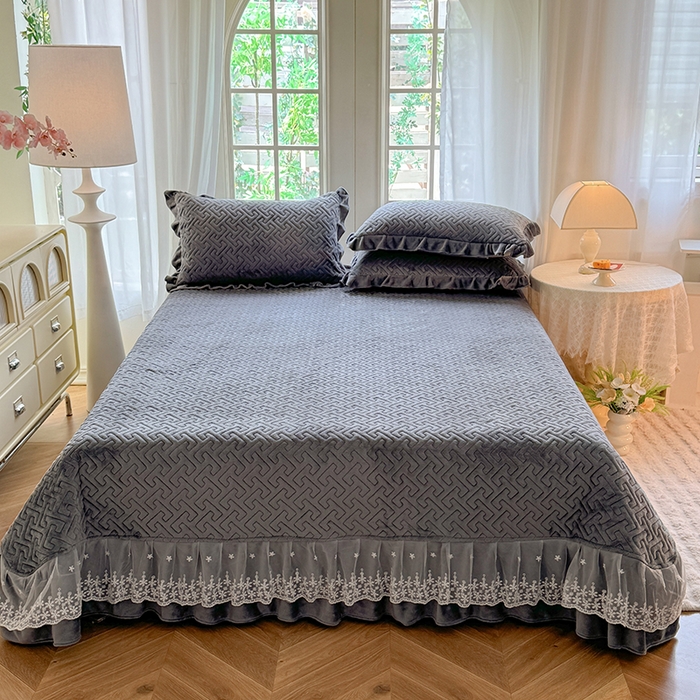 91家纺网 家纺一手货源 找家纺 优家居 2025秋冬高克重牛奶绒夹棉床盖四件套纯色蕾丝边花边刺绣法式公主风床裙款被套床罩夹棉床裙 冰川灰