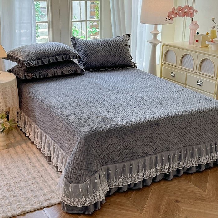 91家纺网 家纺一手货源 找家纺 优家居 2025秋冬高克重牛奶绒夹棉床盖四件套纯色蕾丝边花边刺绣法式公主风床裙款被套床罩夹棉床裙 冰川灰