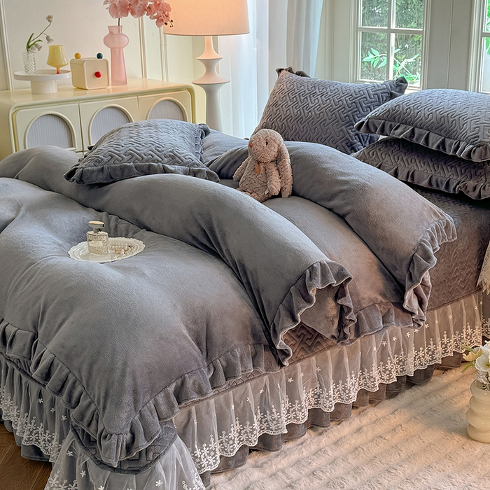 91家纺网 家纺一手货源 找家纺 优家居 2025秋冬高克重牛奶绒夹棉床盖四件套纯色蕾丝边花边刺绣法式公主风床裙款被套床罩夹棉床裙 冰川灰
