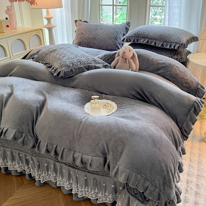 91家纺网 家纺一手货源 找家纺 优家居 2025秋冬高克重牛奶绒夹棉床盖四件套纯色蕾丝边花边刺绣法式公主风床裙款被套床罩夹棉床裙 冰川灰