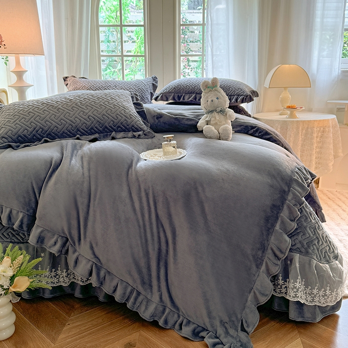 91家纺网 家纺一手货源 找家纺 优家居 2025秋冬高克重牛奶绒夹棉床盖四件套纯色蕾丝边花边刺绣法式公主风床裙款被套床罩夹棉床裙 冰川灰