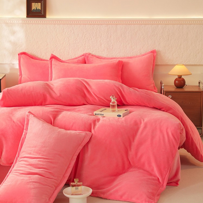 91家纺网 家纺一手货源 找家纺 优家居 2025秋冬高克重牛奶绒四件套纯色简约日式风床单款被套 甜心粉