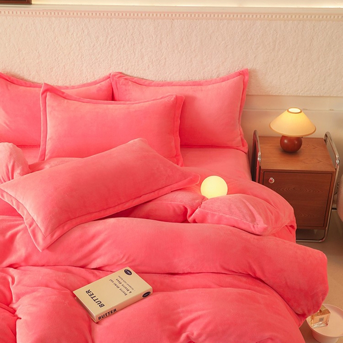 91家纺网 家纺一手货源 找家纺 优家居 2025秋冬高克重牛奶绒四件套纯色简约日式风床单款被套 甜心粉