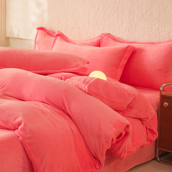 91家纺网 家纺一手货源 找家纺 优家居 2025秋冬高克重牛奶绒四件套纯色简约日式风床单款被套 甜心粉