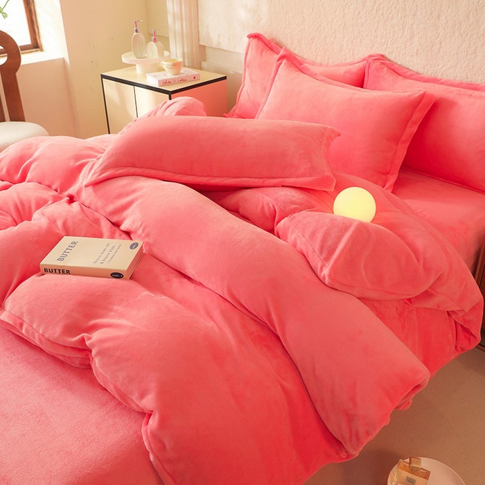 91家纺网 家纺一手货源 找家纺 优家居 2025秋冬高克重牛奶绒四件套纯色简约日式风床单款被套 甜心粉