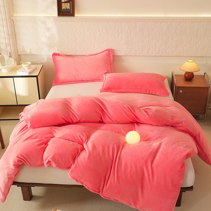 91家纺网 家纺一手货源 找家纺 优家居 2025秋冬高克重牛奶绒四件套纯色简约日式风床单款被套 甜心粉