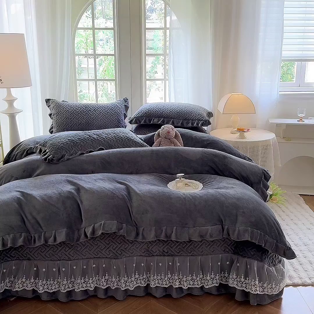 91家纺网 家纺一手货源 找家纺 优家居 2025秋冬高克重牛奶绒夹棉床盖四件套纯色蕾丝边花边刺绣法式公主风床裙款被套床罩夹棉床裙 冰川灰
