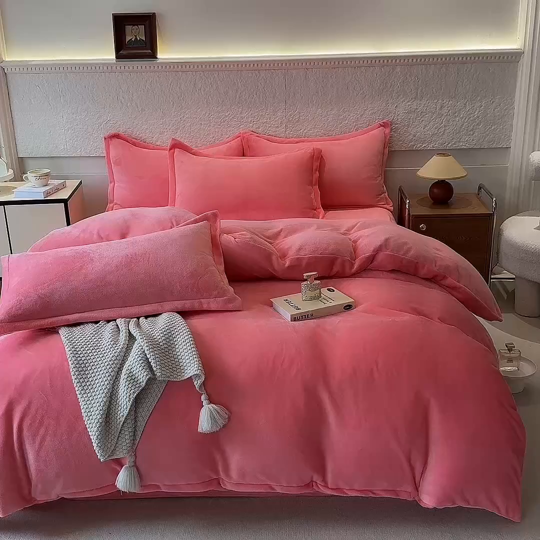 91家纺网 家纺一手货源 找家纺 优家居 2025秋冬高克重牛奶绒四件套纯色简约日式风床单款被套 甜心粉