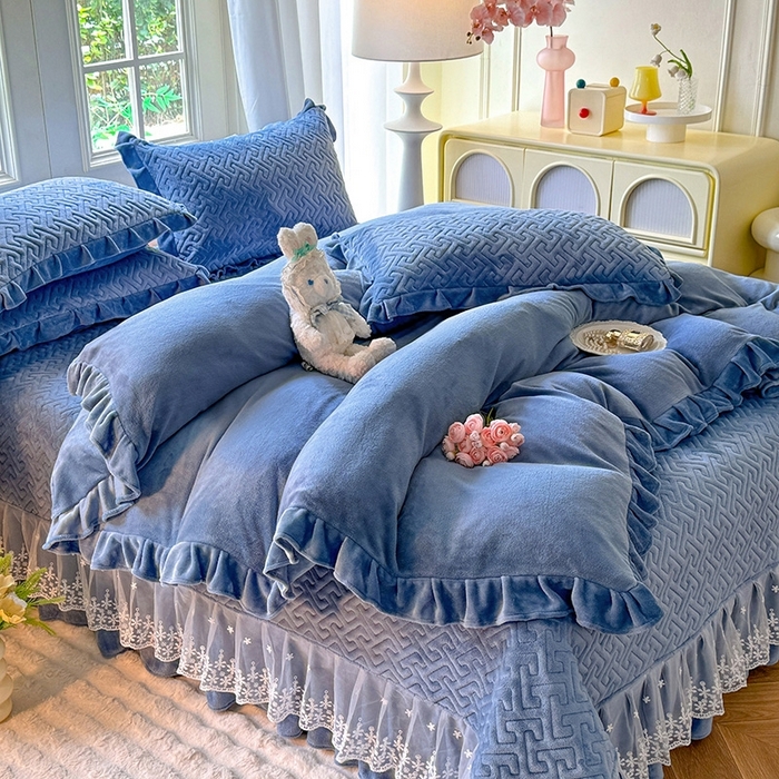 91家纺网 家纺一手货源 找家纺 优家居 2025秋冬高克重牛奶绒夹棉床盖四件套纯色蕾丝边花边刺绣法式公主风床裙款被套床罩夹棉床裙 繁星蓝
