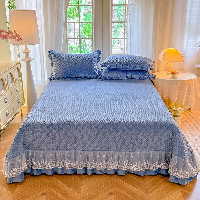 91家纺网 家纺一手货源 找家纺 优家居 2025秋冬高克重牛奶绒夹棉床盖四件套纯色蕾丝边花边刺绣法式公主风床裙款被套床罩夹棉床裙 繁星蓝