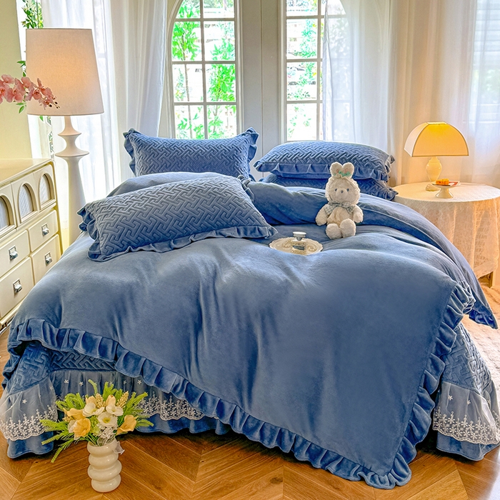 91家纺网 家纺一手货源 找家纺 优家居 2025秋冬高克重牛奶绒夹棉床盖四件套纯色蕾丝边花边刺绣法式公主风床裙款被套床罩夹棉床裙 繁星蓝