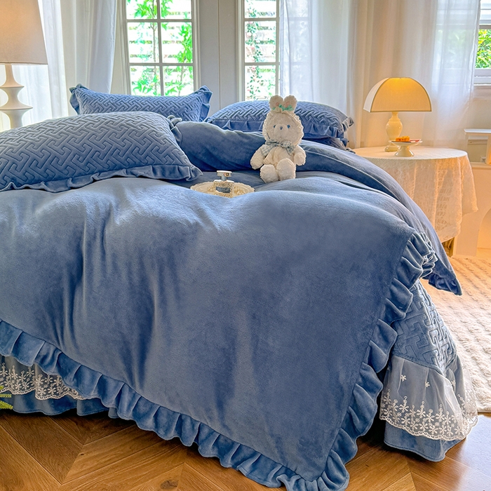 91家纺网 家纺一手货源 找家纺 优家居 2025秋冬高克重牛奶绒夹棉床盖四件套纯色蕾丝边花边刺绣法式公主风床裙款被套床罩夹棉床裙 繁星蓝