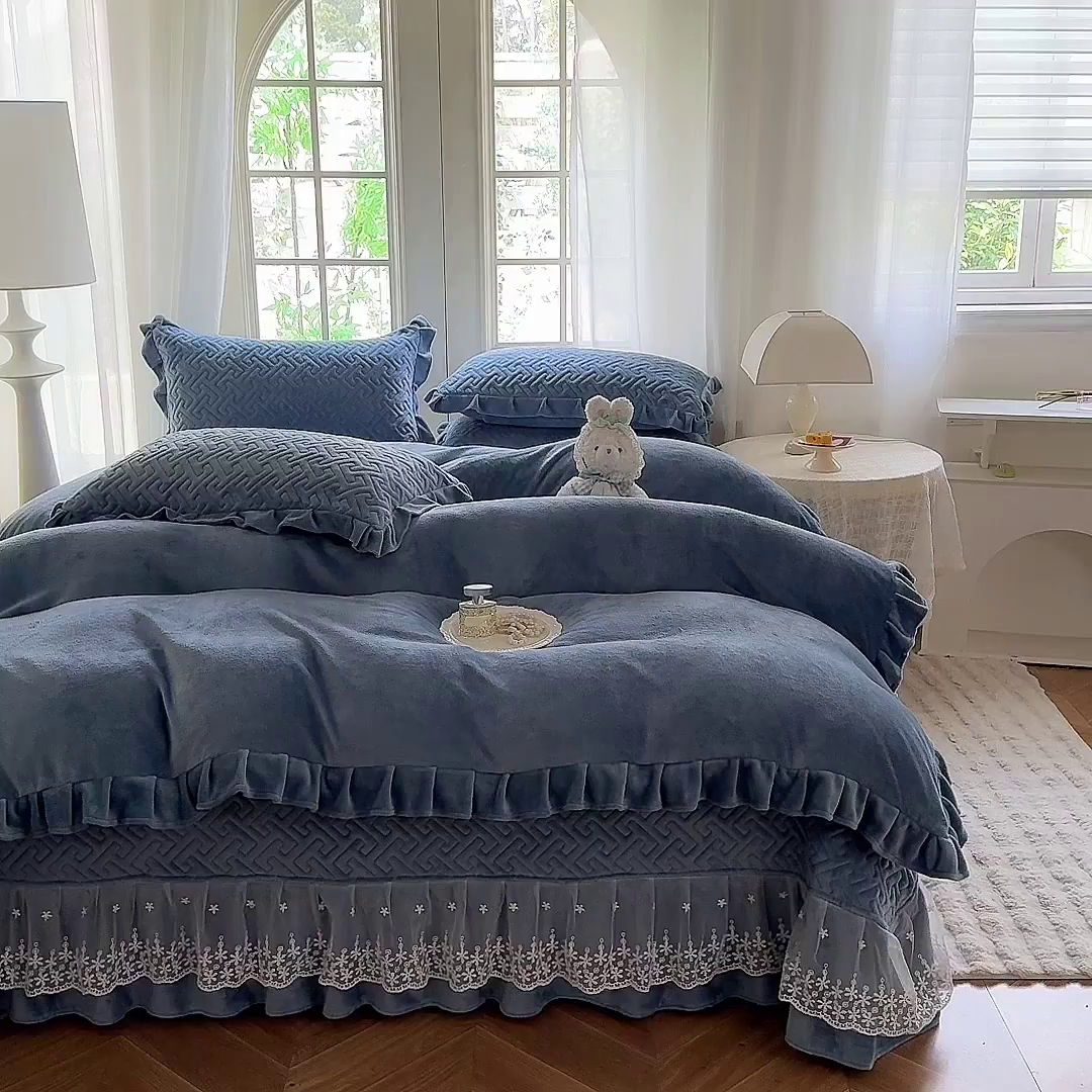 91家纺网 家纺一手货源 找家纺 优家居 2025秋冬高克重牛奶绒夹棉床盖四件套纯色蕾丝边花边刺绣法式公主风床裙款被套床罩夹棉床裙 繁星蓝