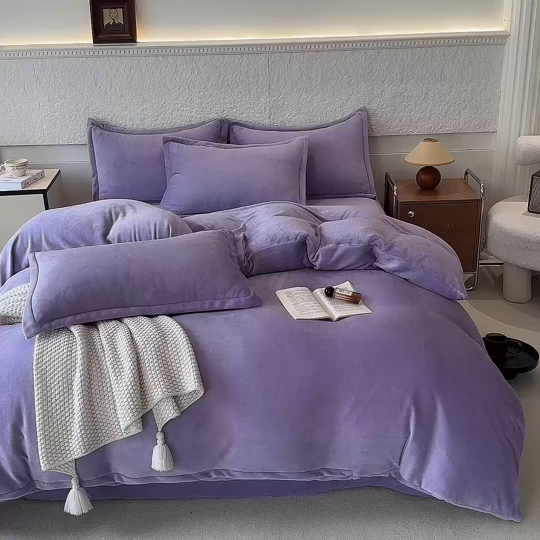 91家纺网 家纺一手货源 找家纺 优家居 2025秋冬高克重牛奶绒四件套纯色简约日式风床单款被套 香芋紫