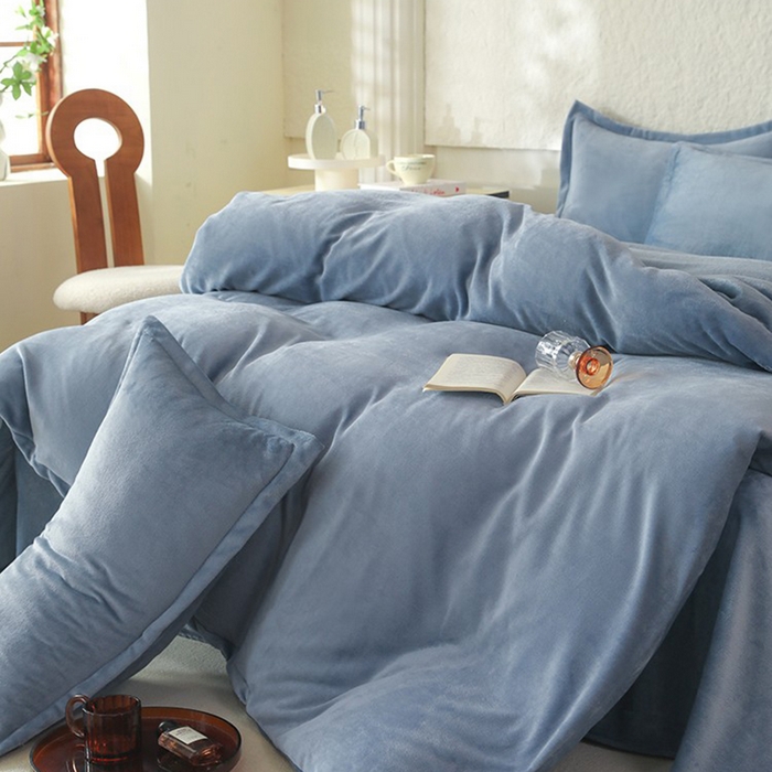 91家纺网 家纺一手货源 找家纺 优家居 2025秋冬高克重牛奶绒四件套纯色简约日式风床单款被套 星空蓝
