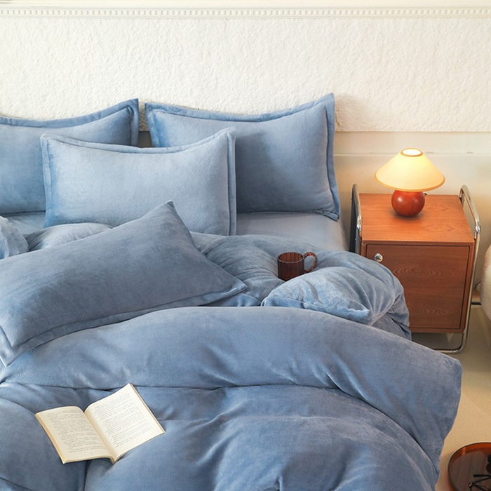 91家纺网 家纺一手货源 找家纺 优家居 2025秋冬高克重牛奶绒四件套纯色简约日式风床单款被套 星空蓝
